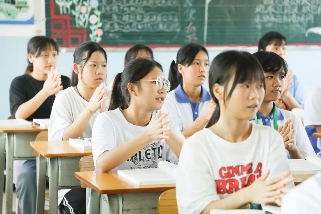 龙岗电视台记者：他们的求知欲好强，教他们的老师一定很有成就感吧！