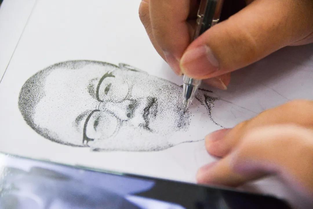携创学子数十万个点画的素描作品，这样的创意画才叫酷！