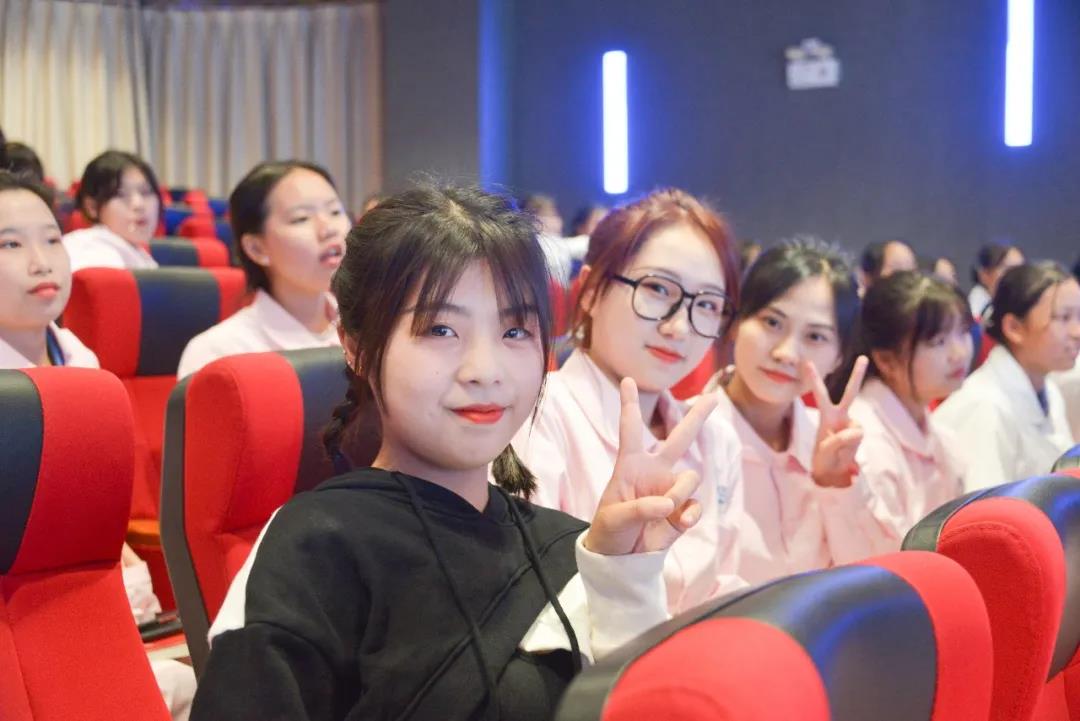 “你有你的仙女裙，我有我的护士服”