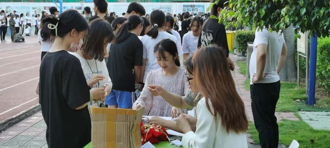 万（ ）一（ ），（ ）志（ ）城