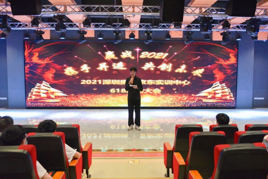 “同学，奖品太多拿不下的话，我可以帮你拿......”