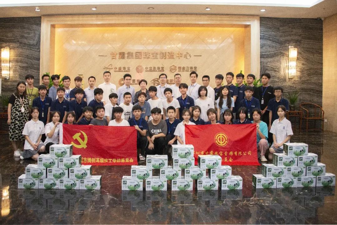 “耶！超开心！校长来企业看我们了！”