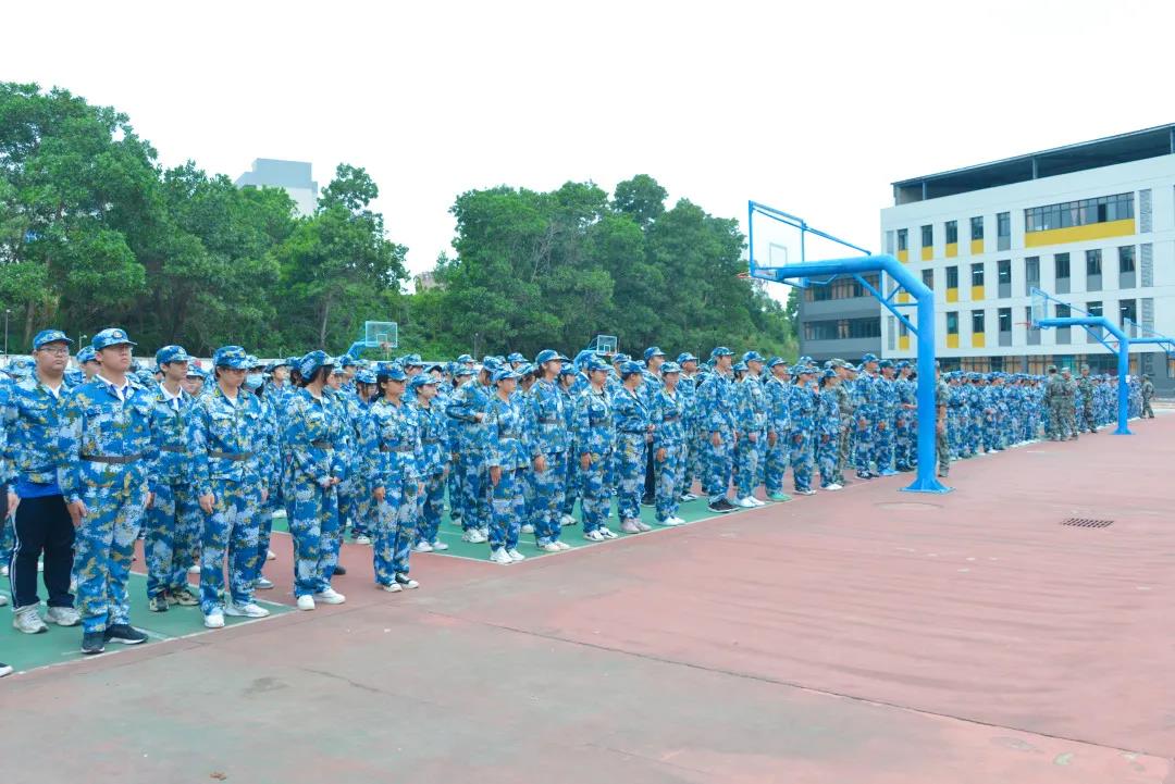 飒飒飒！携创新生军训结营仪式，真人版绝地求生再次上演