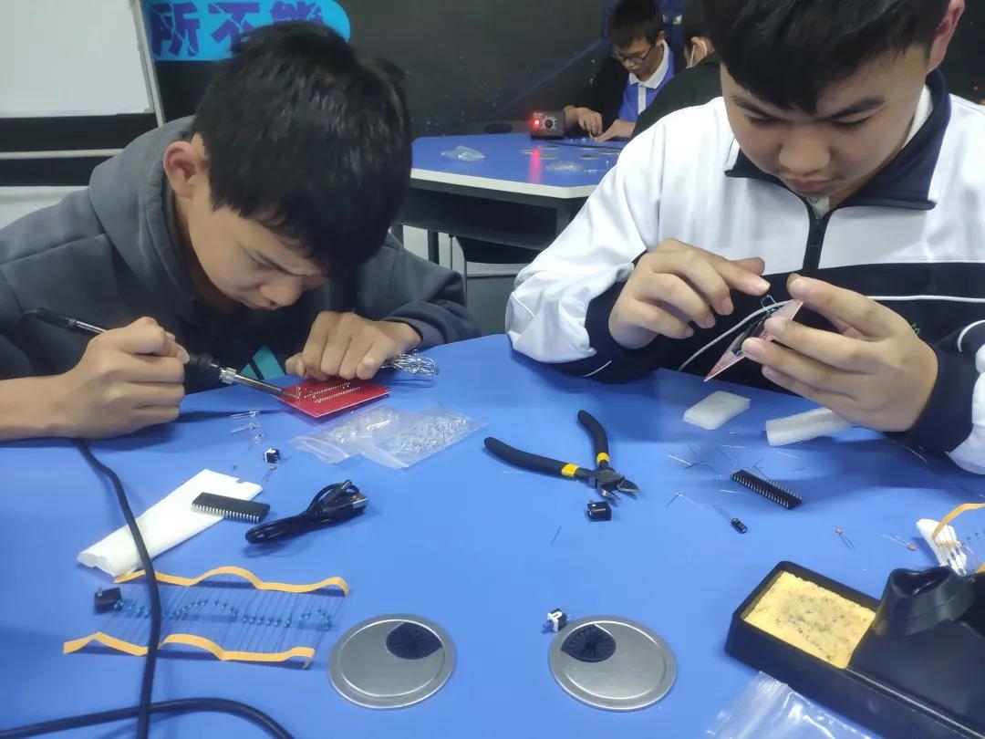 “我要自己焊一个心形灯送给你！”