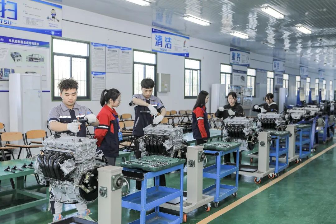 汽车空调系统检修竞赛火热开赛，百余名携创学子同台竞技